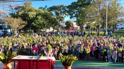 CelebraÃ§Ã£o de Domingo de Ramos em Laranjeiras do Sul reuniu centenas de fiÃ©is
